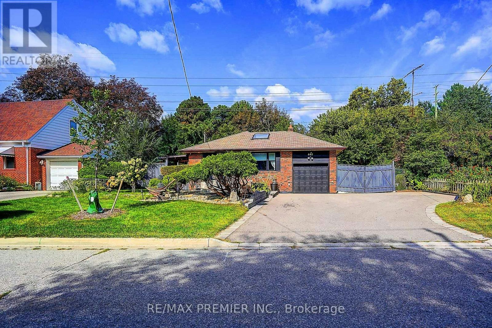 445 Selsey Drive, Mississauga, ON, L5A 1B7