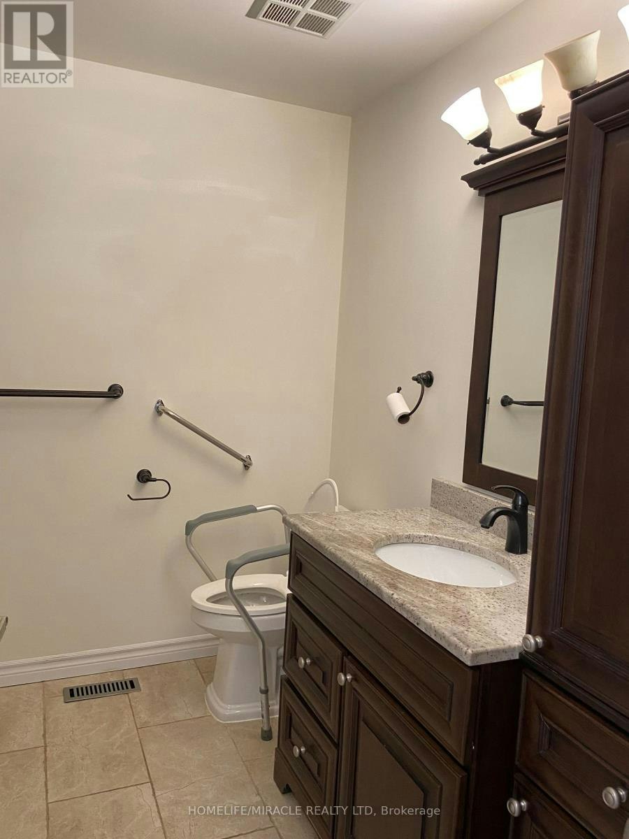 6856 Darcel Avenue, Mississauga, ON, L4T 2W5 - 10