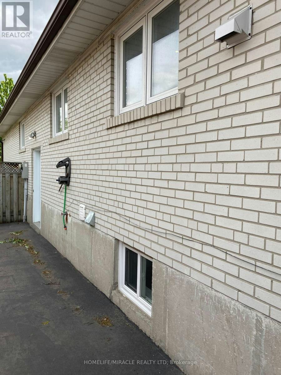 6856 Darcel Avenue, Mississauga, ON, L4T 2W5 - 16