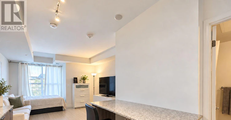 427-31 Tippett Road, Toronto, ON, M3H 0C8 - 2