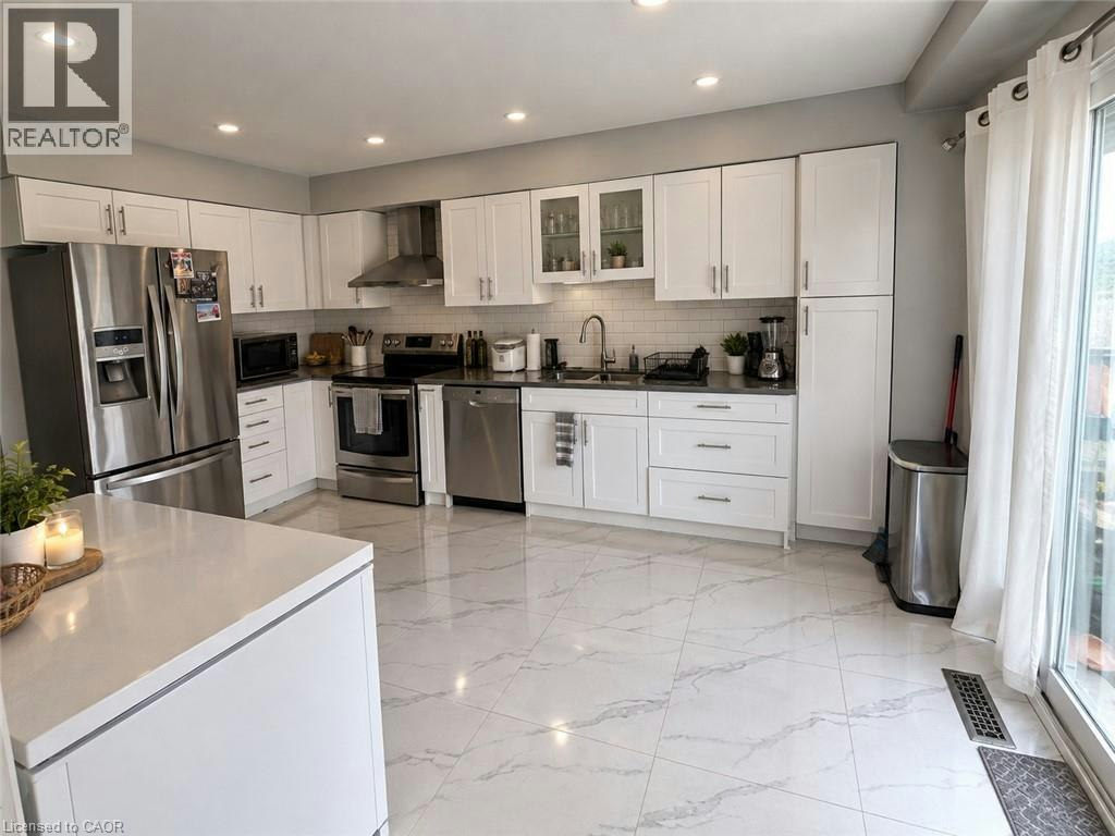 125 Fairgreen Close, Cambridge, ON, N1T 1T8 - 3