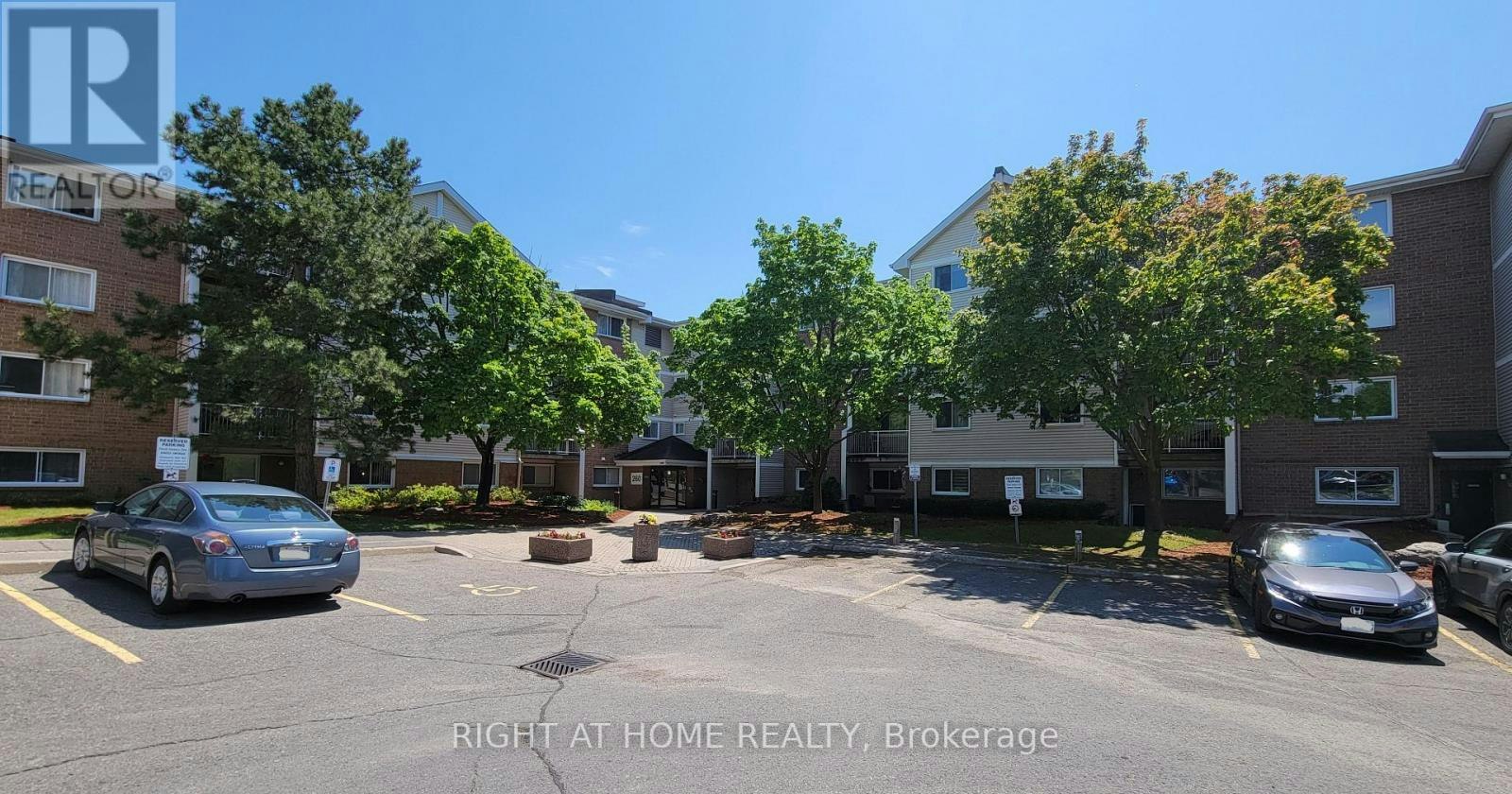 414-260 Brittany Drive, Ottawa, ON, K1K 4M2