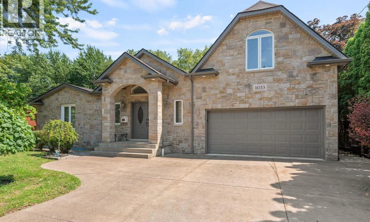 1055 Roseland Drive South