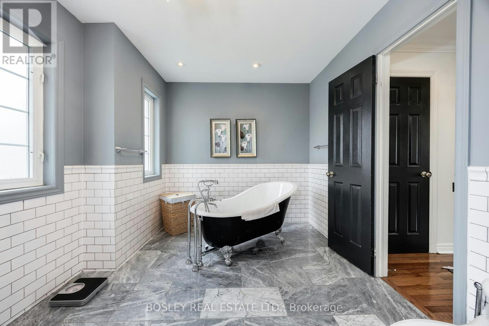17 Krawchuk Lane, Toronto, ON, M4G 4H4 - 23