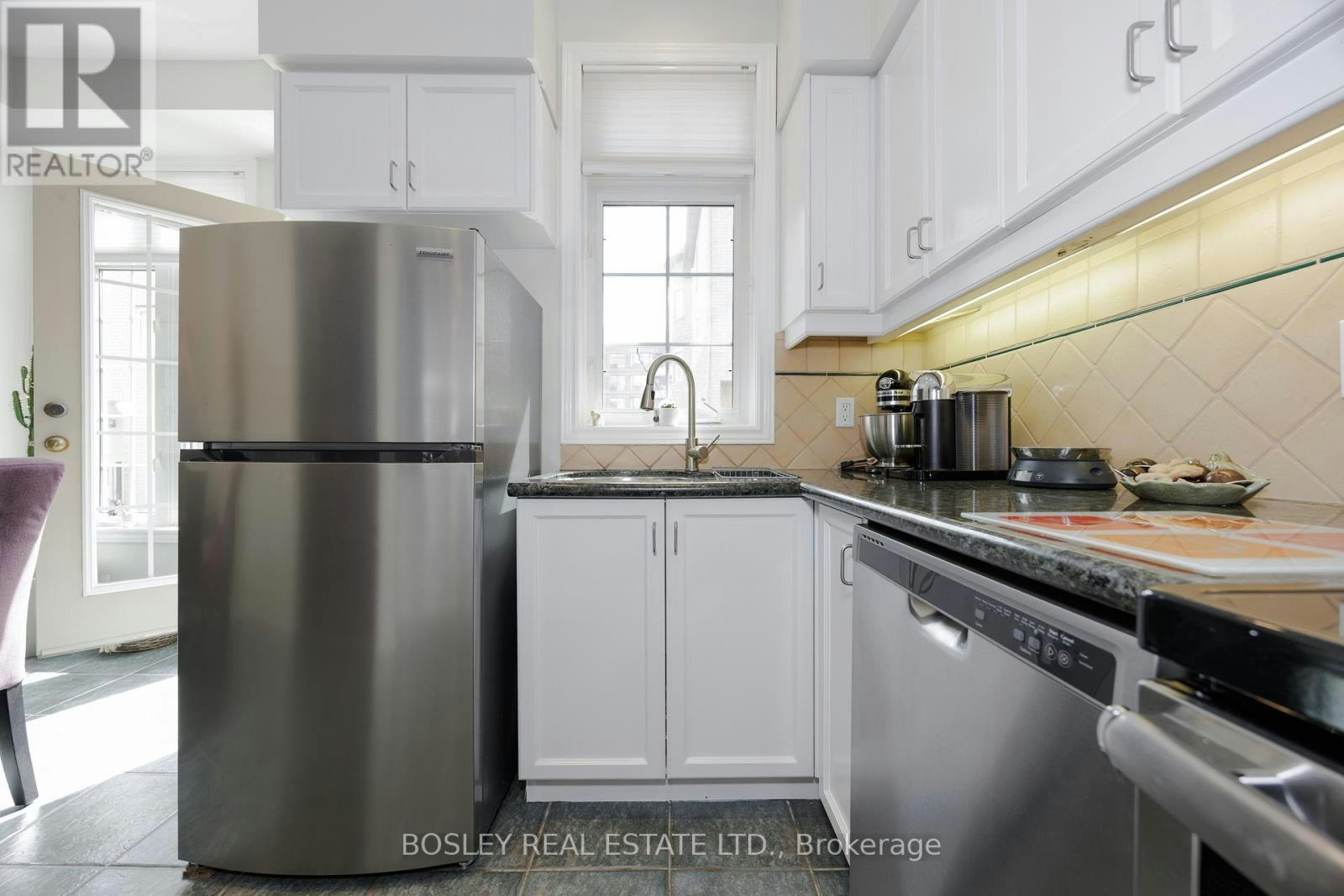 17 Krawchuk Lane, Toronto, ON, M4G 4H4 - 11
