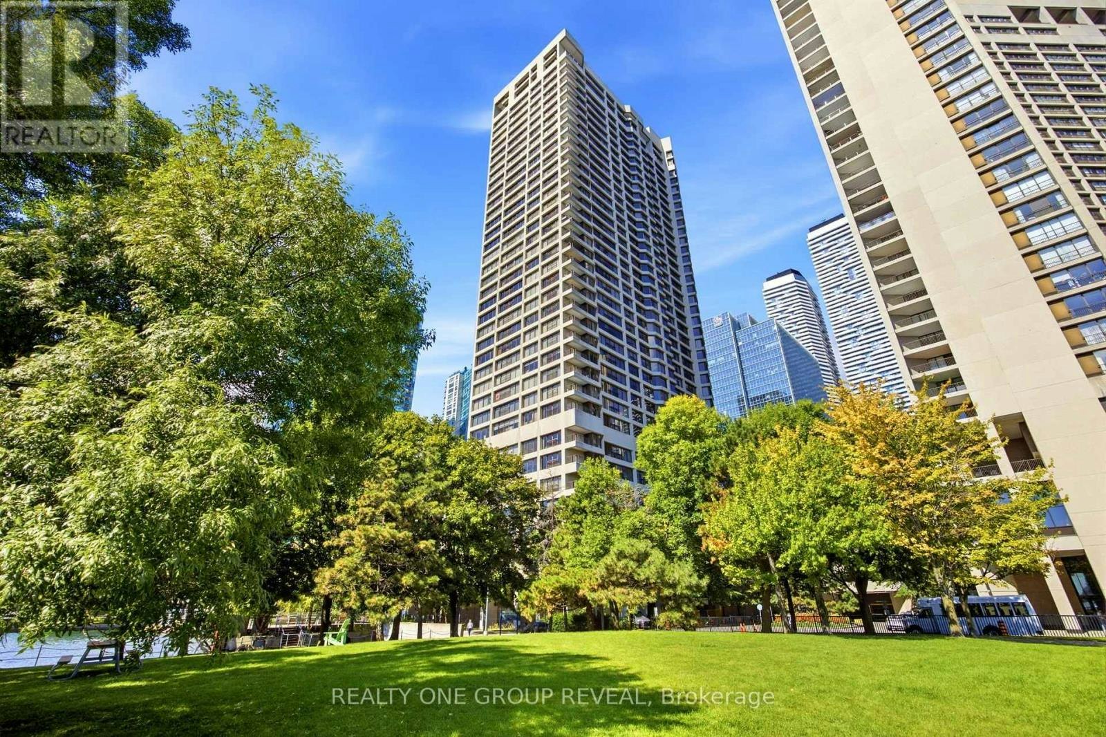 65 Harbour Square, Toronto, ON, M5J 2L4