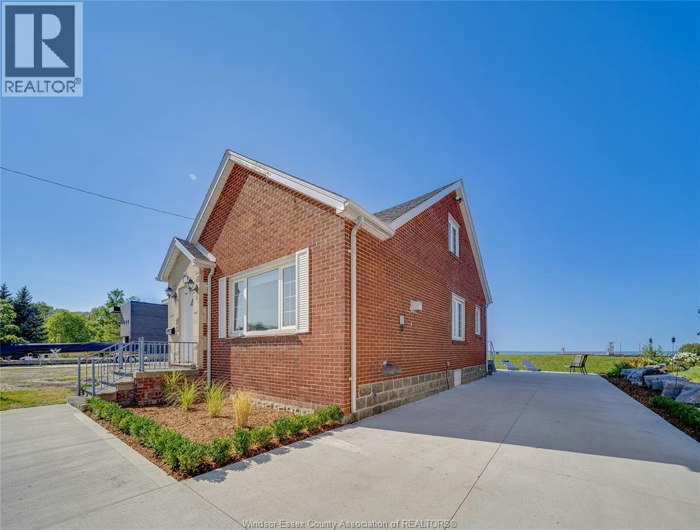 13902 Riverside Drive, Tecumseh, ON, N8W 1B6 - 2