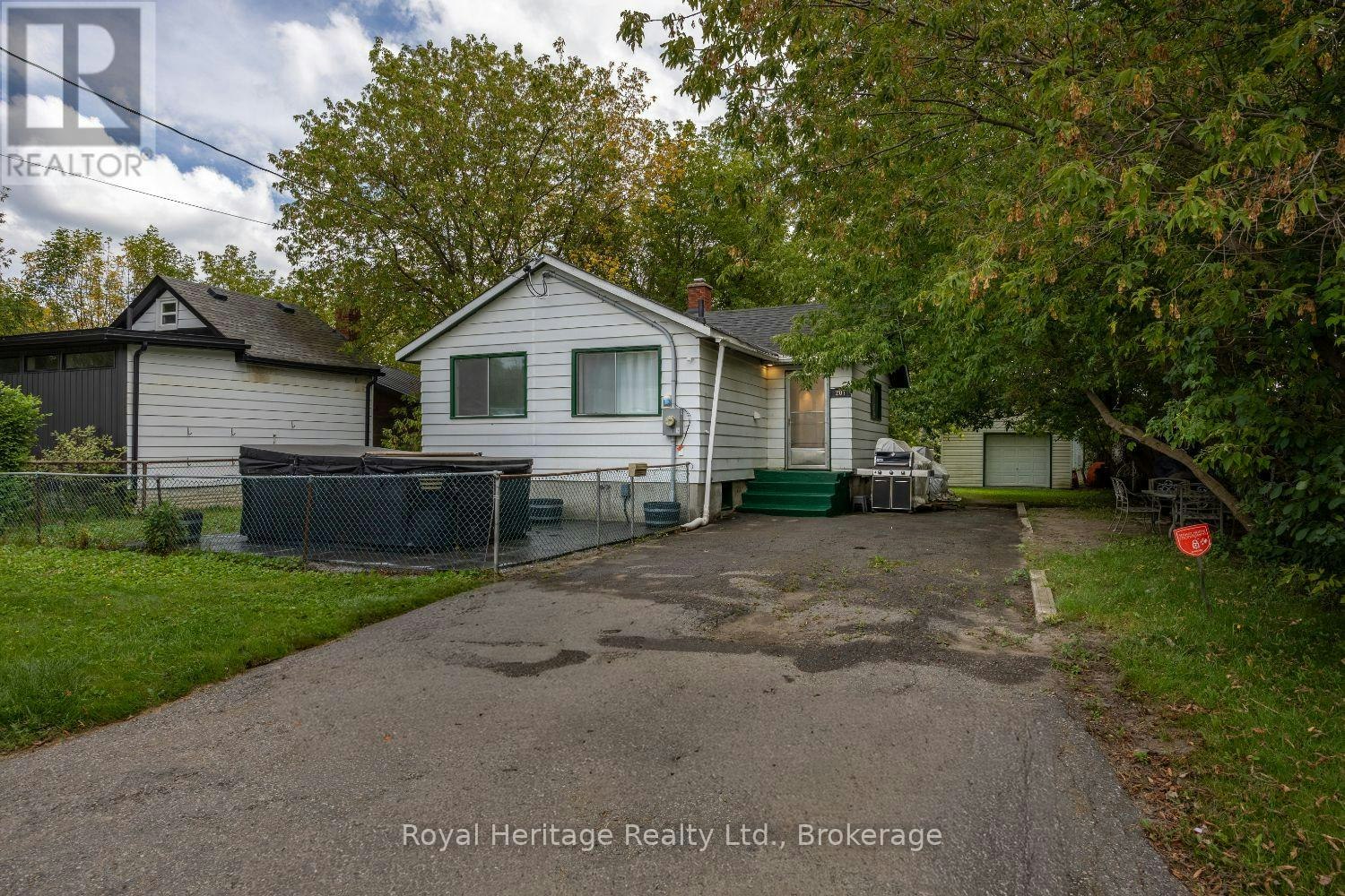 207 Valencia Road, Oshawa, ON, L1J 1P2