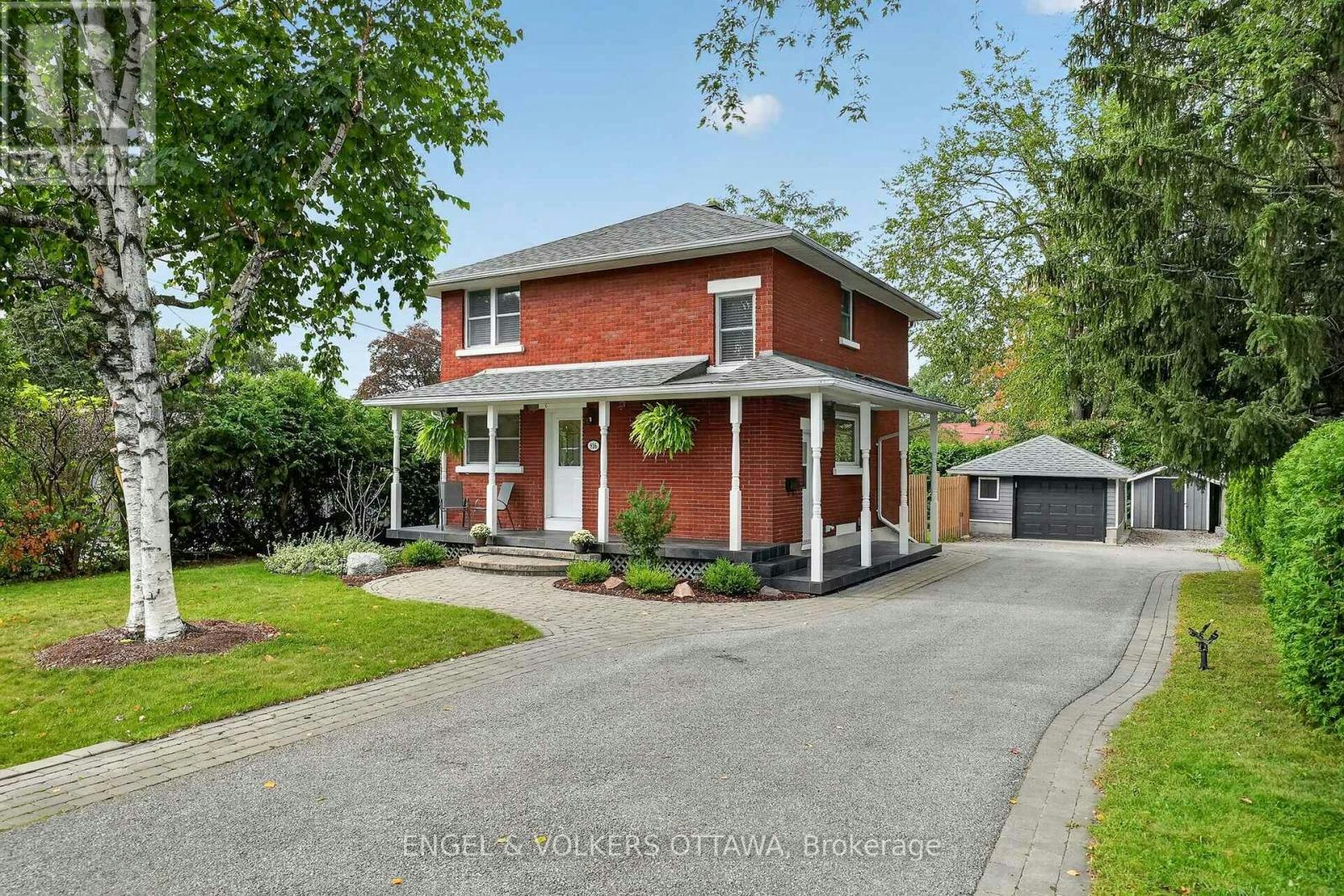 916 Iroquois Road, Ottawa, ON, K2A 3N5
