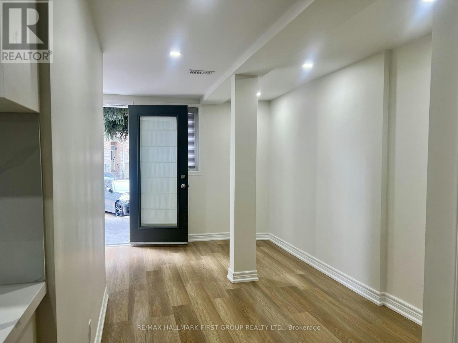 31 Shining Star Crescent, Toronto, ON, M6M 5L6 - 3