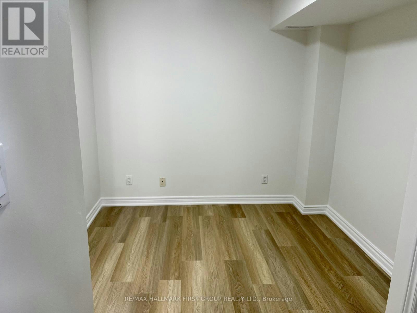 31 Shining Star Crescent, Toronto, ON, M6M 5L6 - 13