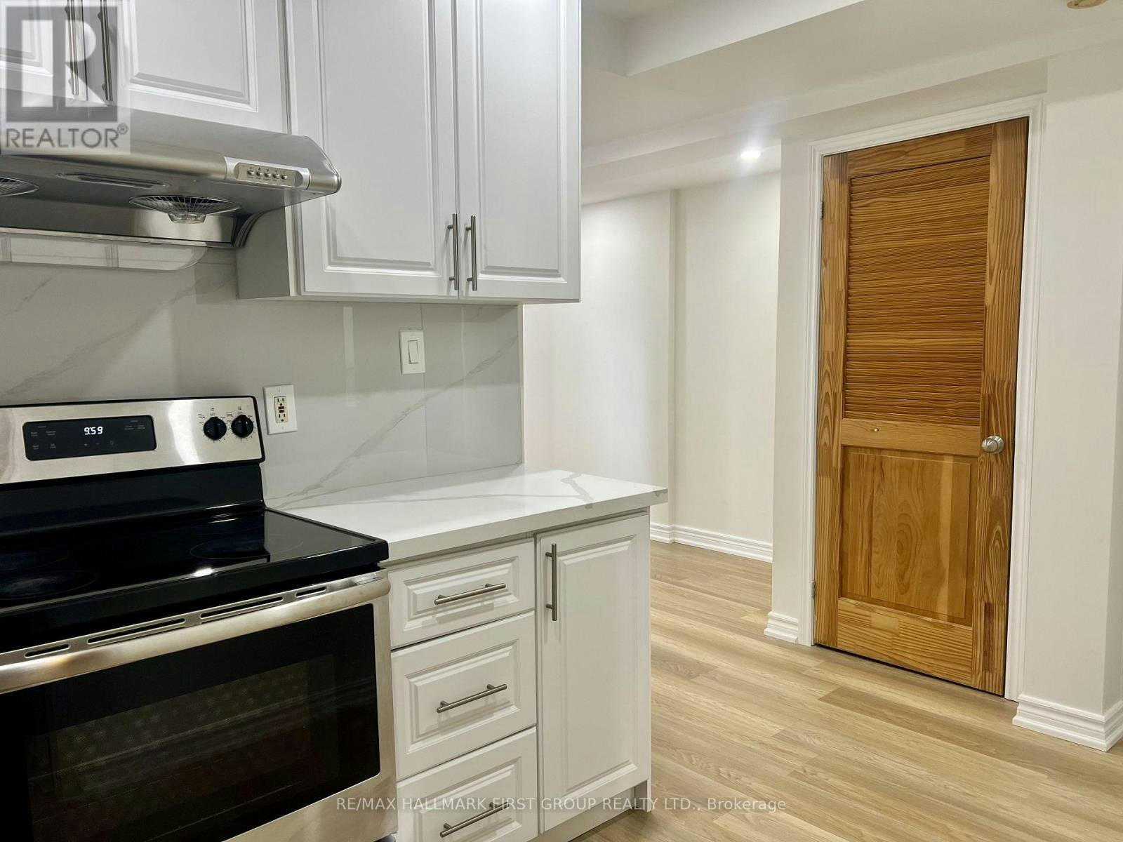 31 Shining Star Crescent, Toronto, ON, M6M 5L6 - 9
