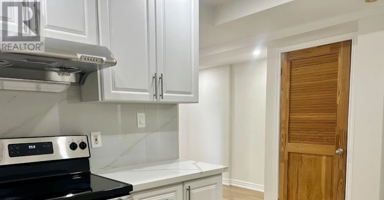 31 Shining Star Crescent, Toronto, ON, M6M 5L6 - 9