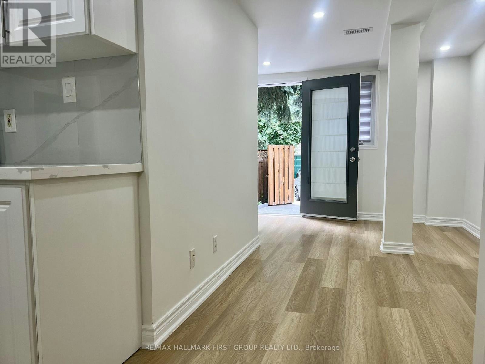 31 Shining Star Crescent, Toronto, ON, M6M 5L6 - 5