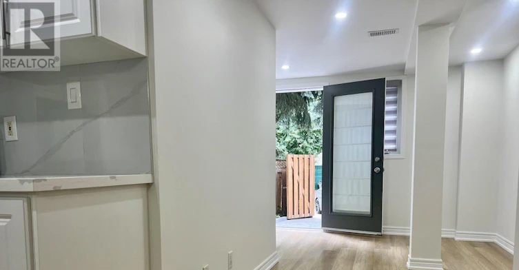 31 Shining Star Crescent, Toronto, ON, M6M 5L6 - 5