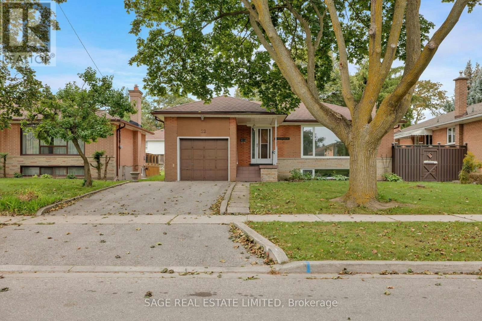22 Ridgemount Road, Toronto, ON, M9P 1C5