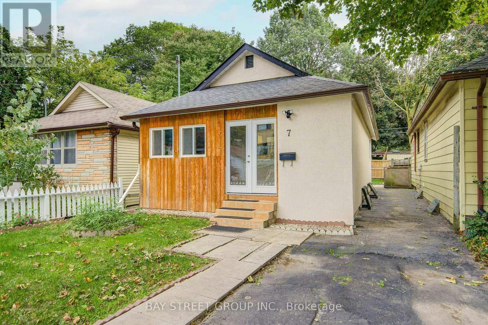 7 Emmott Avenue, Toronto, ON, M1L 2X2