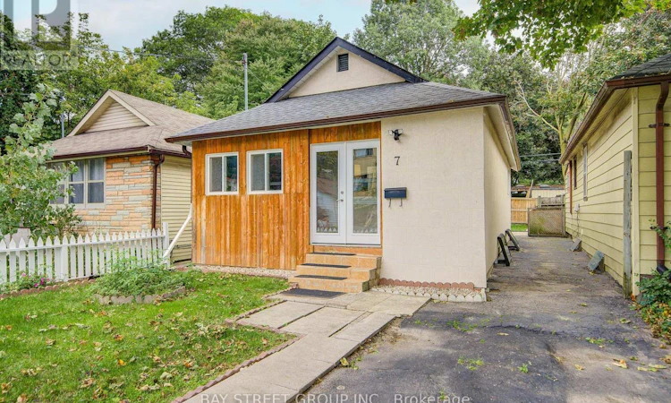 7 Emmott Avenue