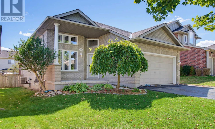 858 Cresthaven Crescent