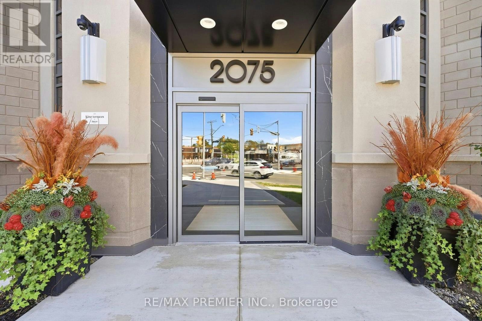 219-2075 King Road, King, ON, L7B 0R6 - 2
