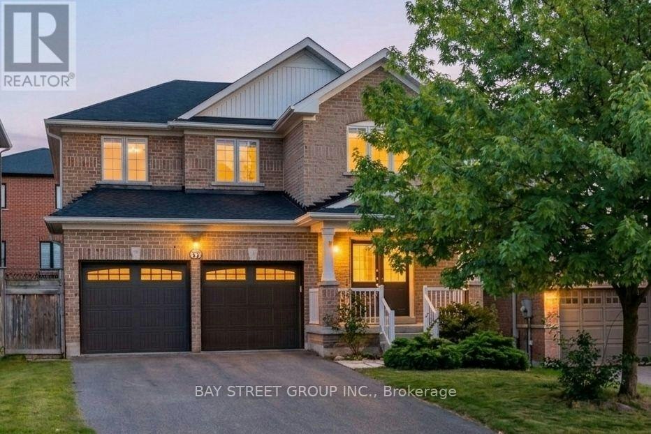 37 Mynden Way, Newmarket, ON, L3X 3A7