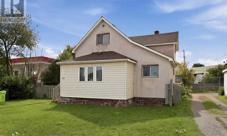 209 Wellington Street W