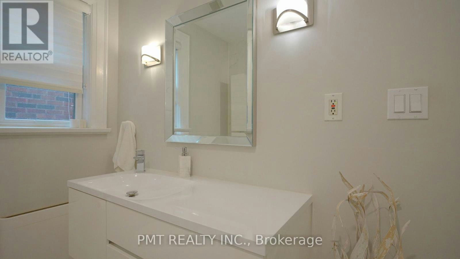 MAIN-2 Larkin Avenue, Toronto, ON, M6S 1L8 - 18
