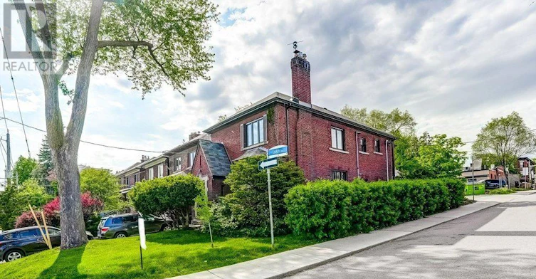 UPPER-2 Larkin Avenue, Toronto, ON, M6S 1L8
