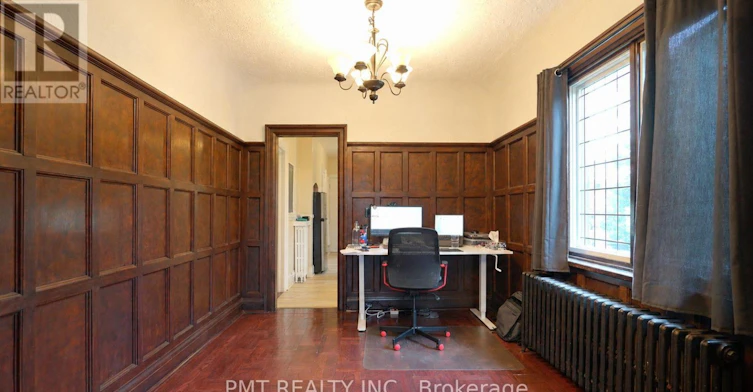 UPPER-2 Larkin Avenue, Toronto, ON, M6S 1L8 - 4