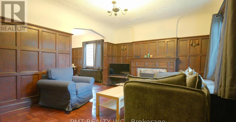 UPPER-2 Larkin Avenue, Toronto, ON, M6S 1L8 - 2
