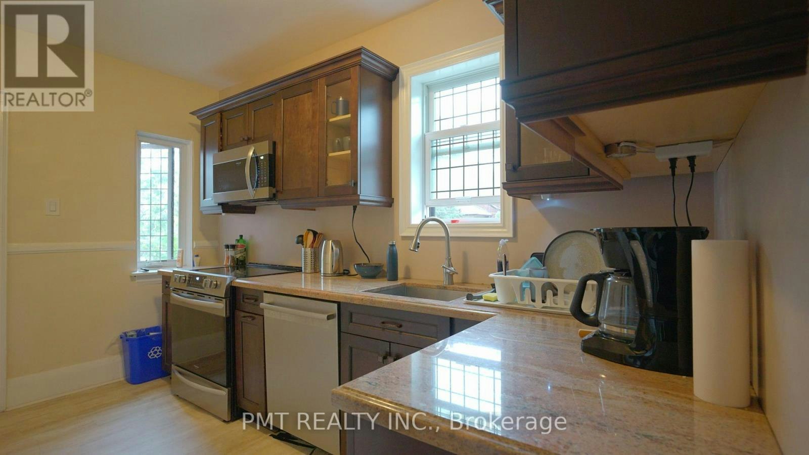UPPER-2 Larkin Avenue, Toronto, ON, M6S 1L8 - 5