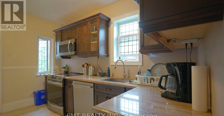 UPPER-2 Larkin Avenue, Toronto, ON, M6S 1L8 - 5