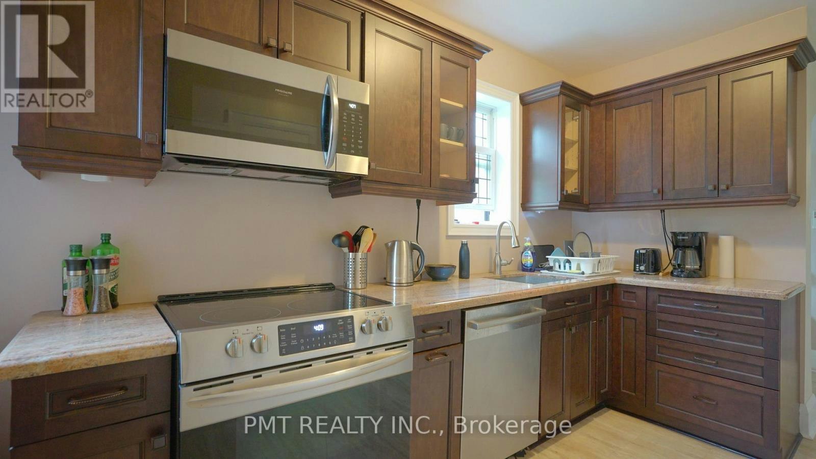 UPPER-2 Larkin Avenue, Toronto, ON, M6S 1L8 - 6