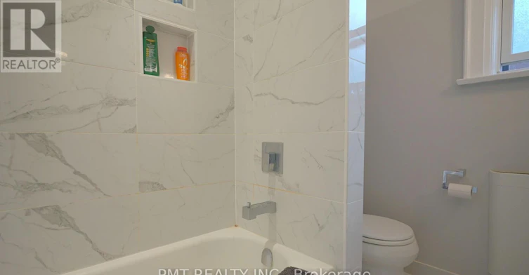 UPPER-2 Larkin Avenue, Toronto, ON, M6S 1L8 - 17