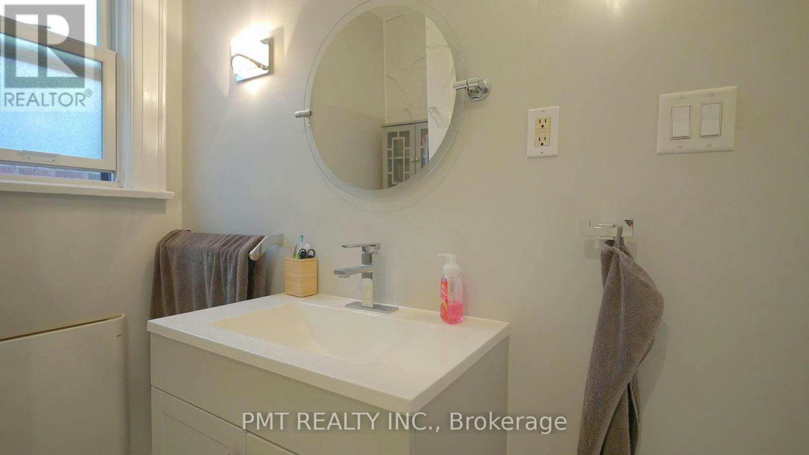 UPPER-2 Larkin Avenue, Toronto, ON, M6S 1L8 - 16