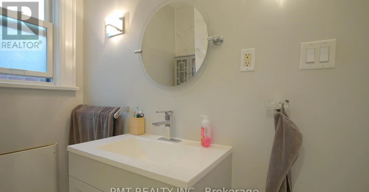 UPPER-2 Larkin Avenue, Toronto, ON, M6S 1L8 - 16