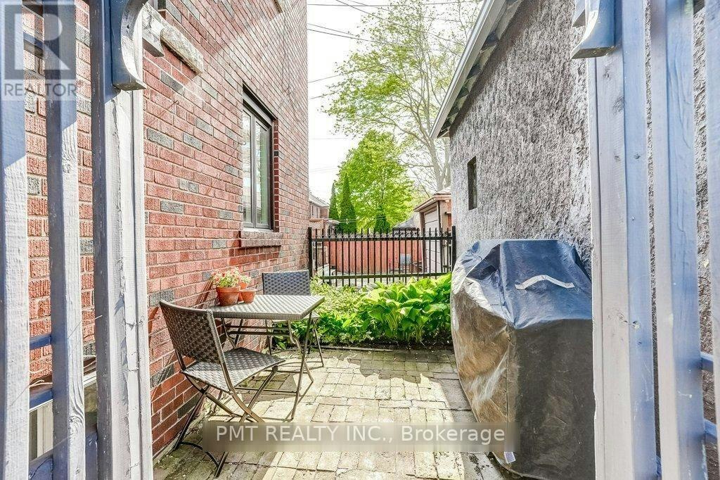 UPPER-2 Larkin Avenue, Toronto, ON, M6S 1L8 - 19