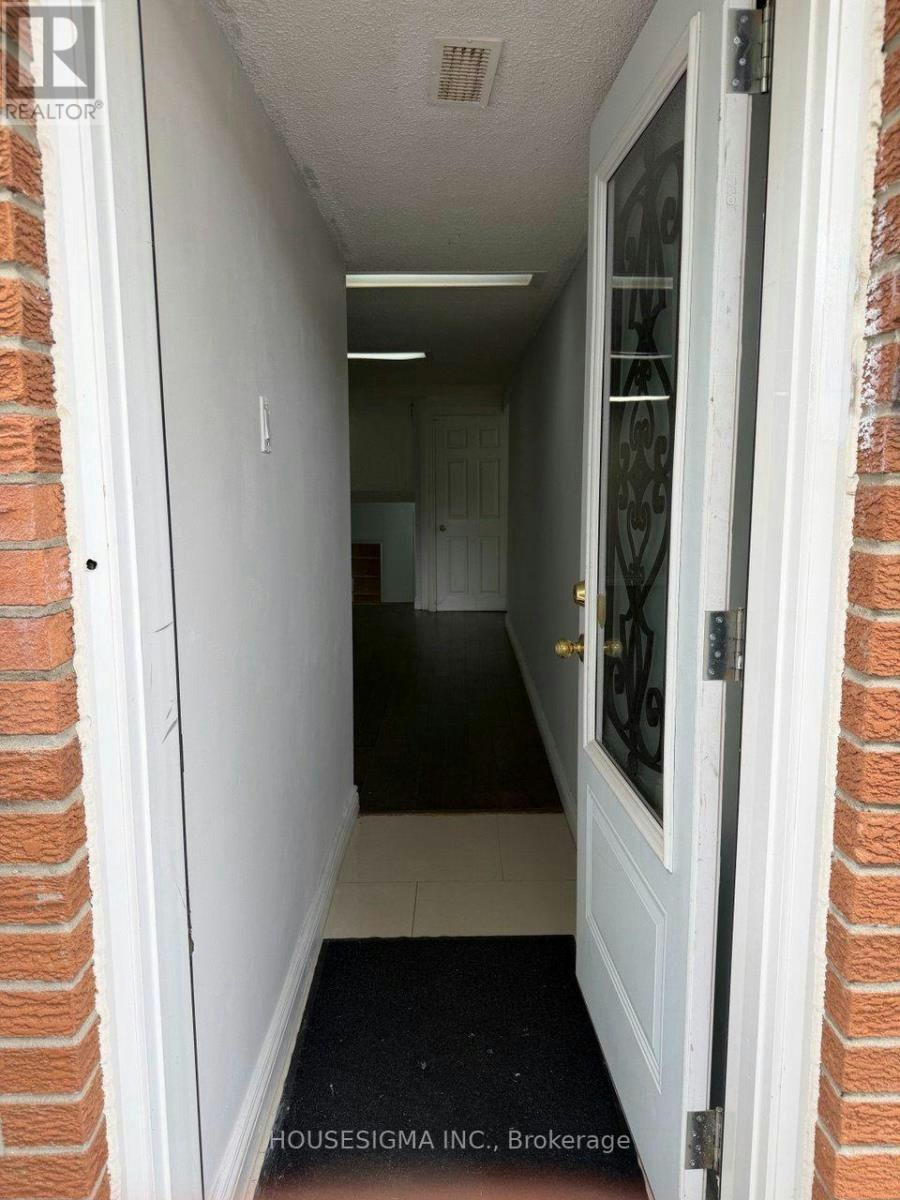 34 Ladner Drive, Toronto, ON, M2J 3Z7 - 4