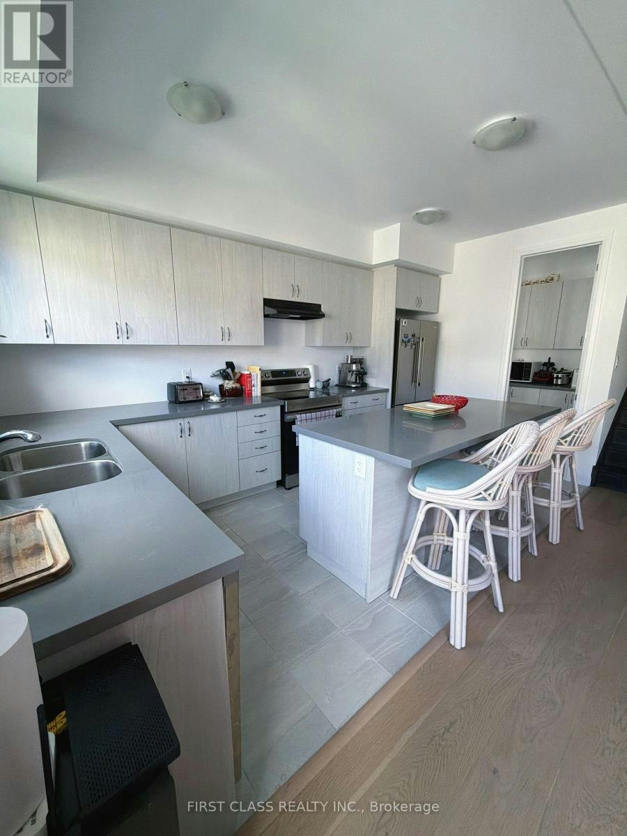 24 Barnyard Trail, Barrie, ON, L9J 0T3
