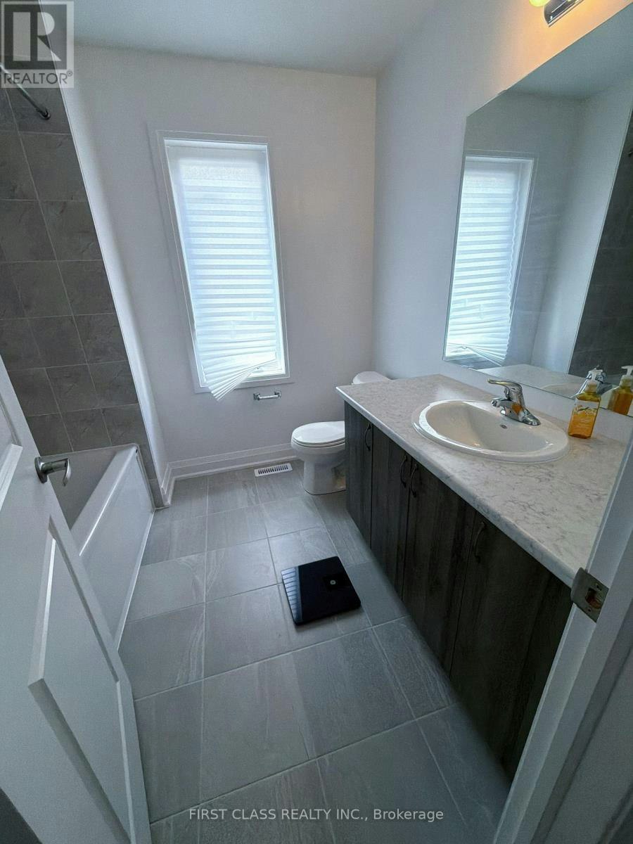 24 Barnyard Trail, Barrie, ON, L9J 0T3 - 15