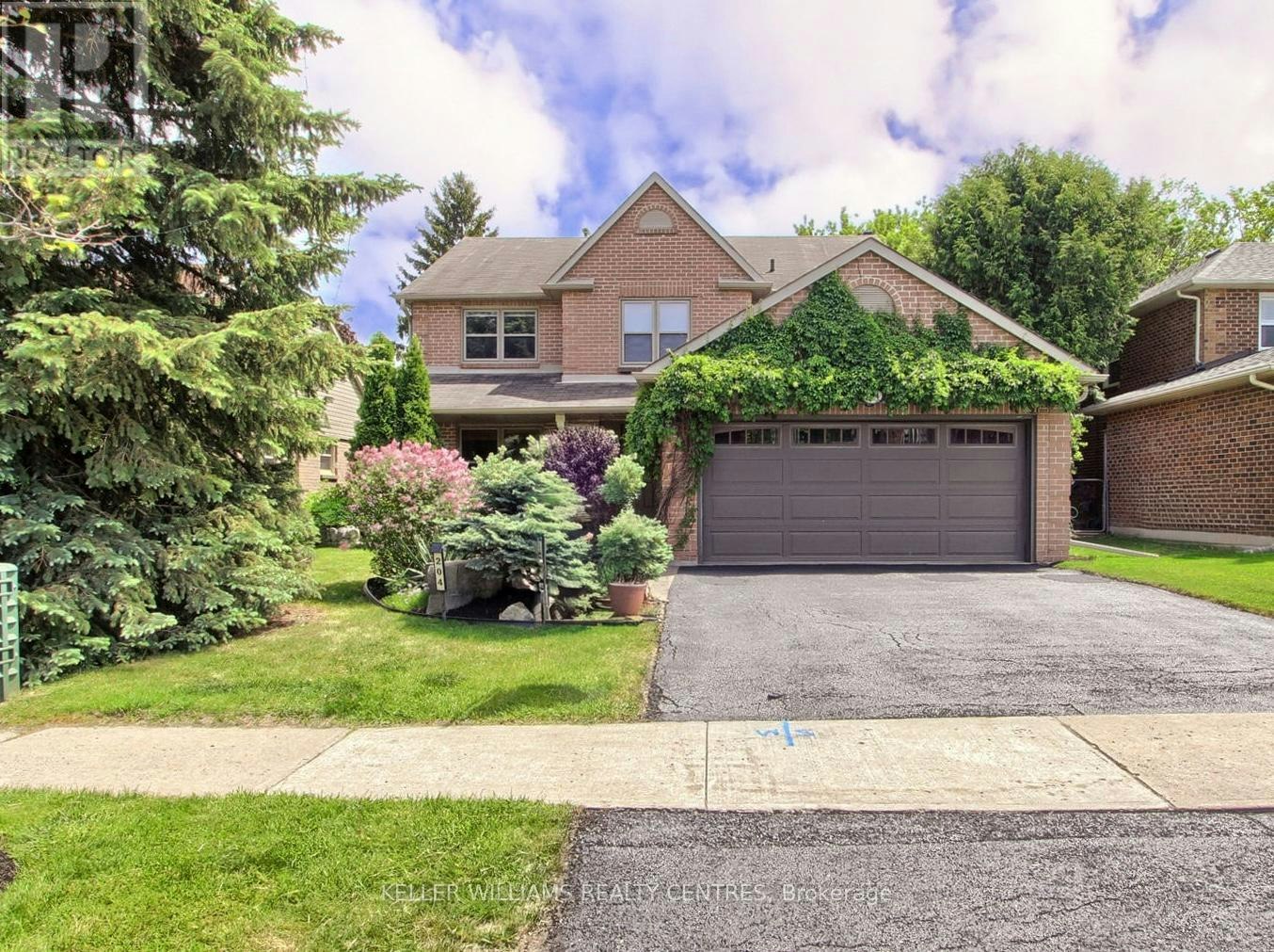 204 Crossland Gate, Newmarket, ON, L3X 1A8