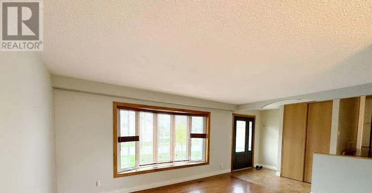 1597 Newlands Crescent, Burlington, ON, L7M 1P2 - 2