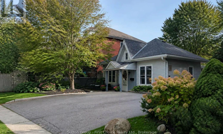 157 Front Street S