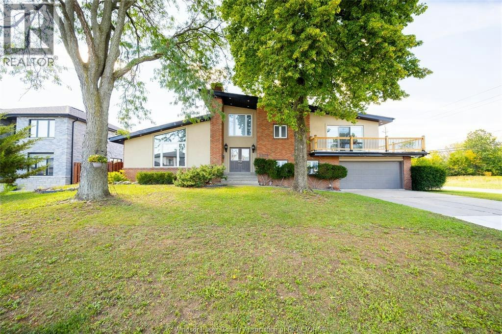 2405 Roxborough Boulevard, Windsor, ON, N9E 2Z7