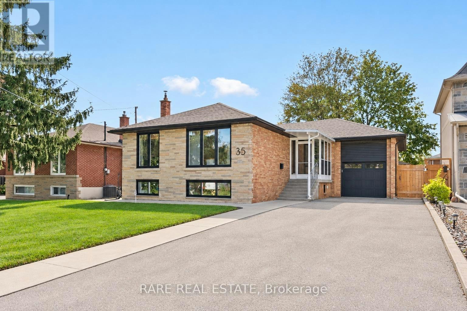 35 Kennard Avenue, Toronto, ON, M3H 4M2