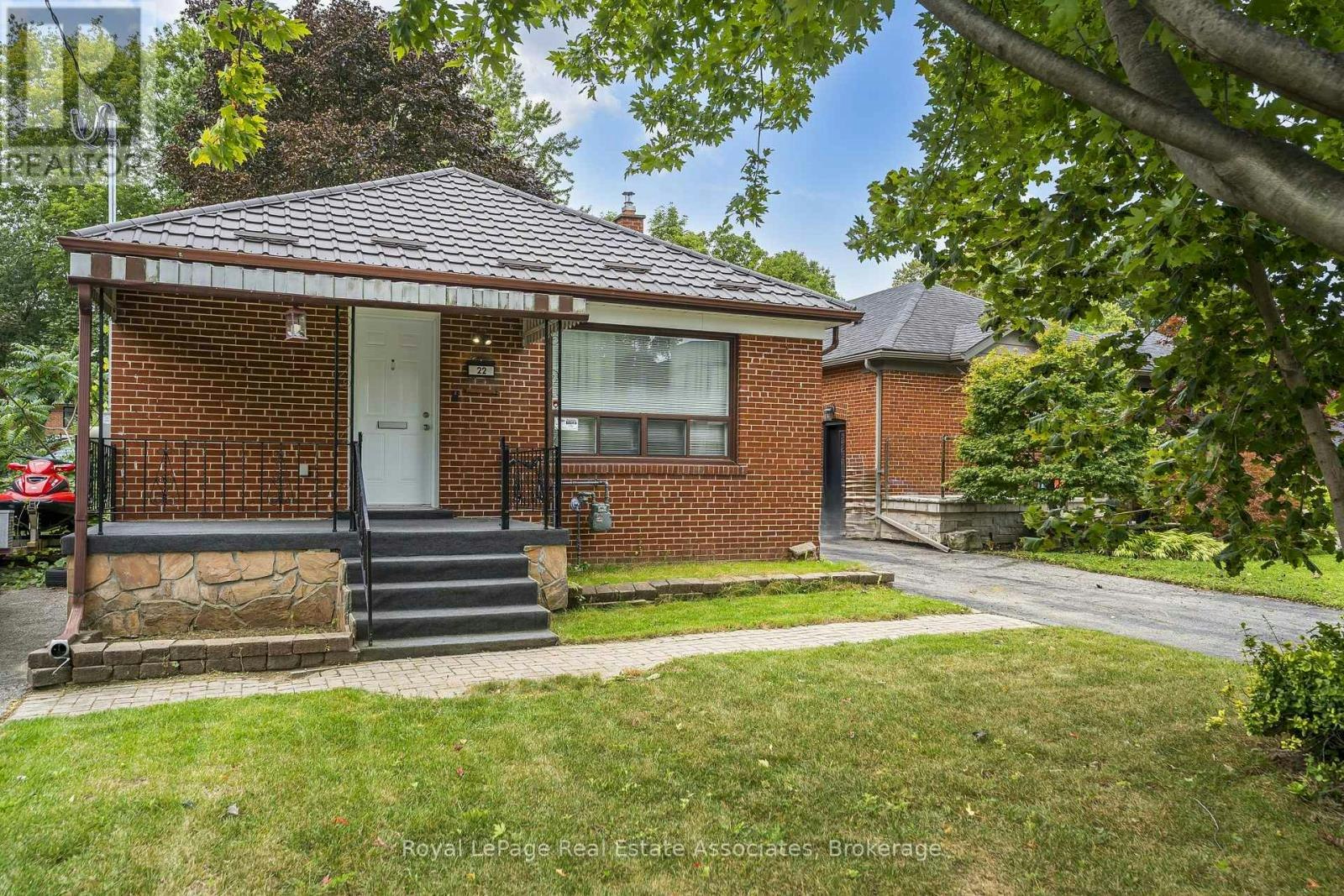 22 Maple Avenue N, Mississauga, ON, L5H 2S1