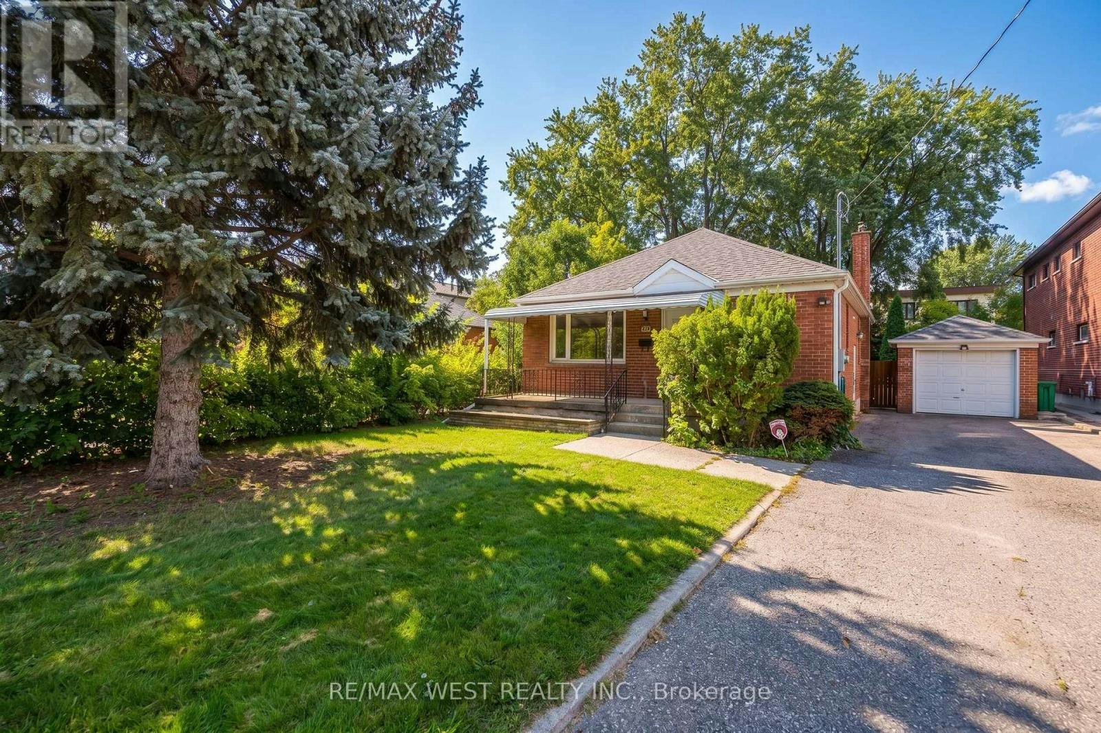 32 Pine Avenue N