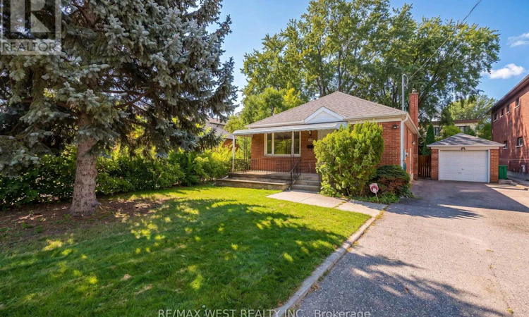 32 Pine Avenue N