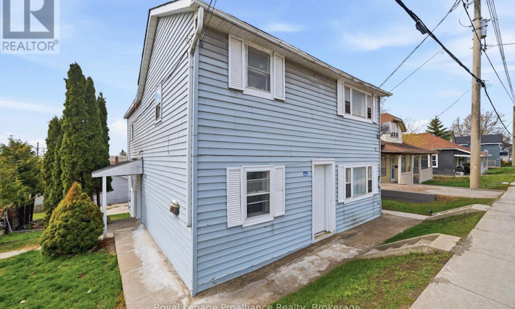 199 Dundas Street E