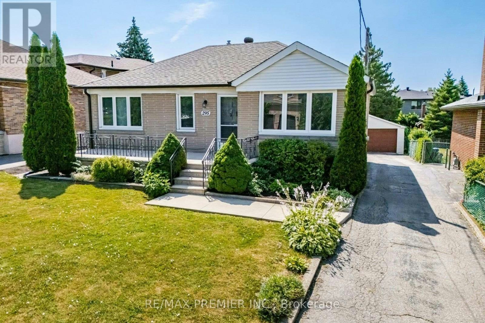 295 Falstaff Avenue, Toronto, ON, M6L 2G4